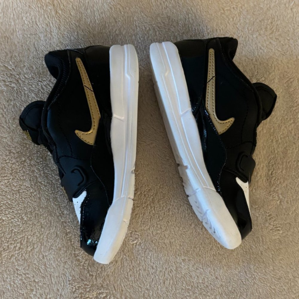 NIKE AIR JORDAN Patent Leather Trim Size 9 Child Sneakers in Black/White/Gold - Picture 3 of 5
